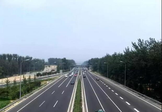 間斷性踩油門的操作，能讓我們在行駛時(shí)省油嗎？