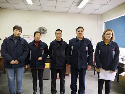 節(jié)日送溫暖 愛(ài)心在行動(dòng)